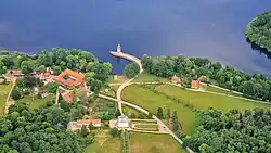 Luftbild des Fasanenschlösschens (vorn Mitte)