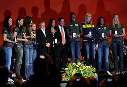 Präsident Luiz Inácio Lula da Silva empfängt die Siegerinnen von 2008: Paula Pequeno (l.), Jaqueline Carvalho (2.&nbsp;v.&nbsp;l.), Fabiana Oliveira (4.&nbsp;v.&nbsp;l.), Präsident da Silva, Hélia Souza (r. neben da Silva), Fabiana Claudino (4.&nbsp;v.&nbsp;r.), Thaísa Menezes (3.&nbsp;v.&nbsp;r.), Wélissa de Souza (2.&nbsp;v.&nbsp;r.), Marianne Steinbrecher (r.)