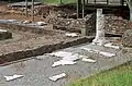 Nordöstlicher Bereich mit Portikus (vorne) und spätantikem Bad, das bereits den Arkadengang teils überlagert.