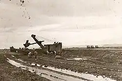 Bau des Flugplatzes in Lista mit einem Menck-Hochlöffelbagger