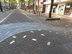 Fußgängerzone Dorpstraat mit Kunstwerk Meander