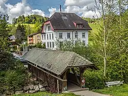 Gedeckte Holzbrücke und Schulhaus in Hofstatt