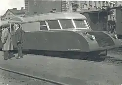 Austro-Daimler Prototyp des Luxtorpeda am Hauptbahnhof Krakau. Am Radkasten die Aufschrift des Herstellers.