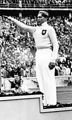 Nach Silber bei den Olympischen Spielen 1936 (auf dem Foto bei der Siegerehrung 1936) nun Bronze für Luz&nbsp;Long