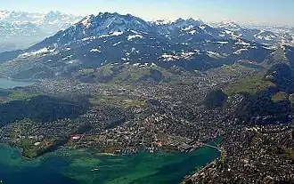 Flugaufnahme des Pilatus mit Luzern im Vordergrund