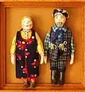 „Altes Familienpaar“, Puppen, Pappmaché, Stoff, 1998
