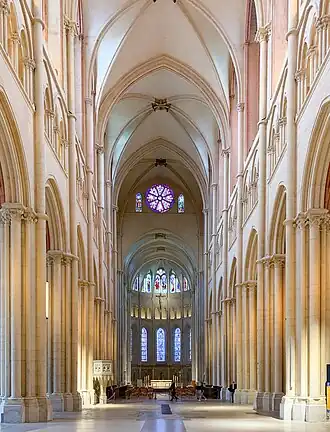 Blick durch das Hauptschiff nach Osten