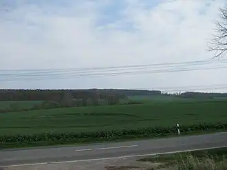 Blick nordostwärts zum Mühlenberg; vorne die Kreisstraße&nbsp;4