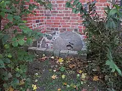 Mühlstein im unteren Teil des Mauerwerkes der St. Jacobikirche. Unklar ist, ob dies ein Zeichen des Sieges, wie häufig im norddeutschen Raum, über die heidnischen Slawen ist.