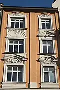 Fenster mit Stuckdekor