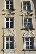 Fenster mit Stuckdekor
