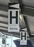Haltetafeln mit für S-Bahn-Systemen typischen Zusatzschildern sowie Zuordnungstafeln in München-Pasing