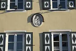 Madonnenrelief an der straßenseitigen Fassade