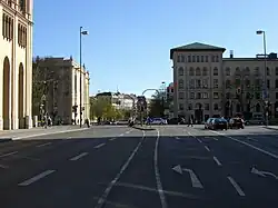 Karl-Scharnagl-Ring Richtung Süden vor der Kreuzung Maximilianstraße