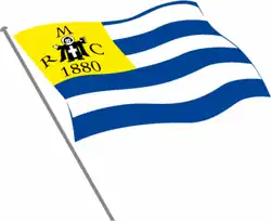 Die Flagge zeigt drei weiße und drei blaue Querstreifen. In der linken oberen Ecke ist das Münchner Kindl in schwarz auf gelbem Grund zu sehen, umrahmt von den Buchstaben M, R und C sowie der Jahreszahl 1880.