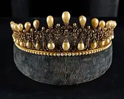 Perlendiadem der bayrischen Königin, sog. „Liebesknoten“-Diadem (Münchner Residenz, Schatzkammer)
