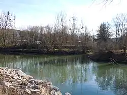 Mündung der Echaz am Westrand von Kirchentellinsfurt auf 305,5&nbsp;m&nbsp;ü.&nbsp;NHN. Das Gewässer ist hier vom Ohafelsen an 23,8&nbsp;km lang und hat ein 135,6&nbsp;km² großes Einzugsgebiet.