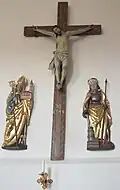 Barockes Kruzifix, heiliger Wolfgang (links), heiliger Florian (rechts)