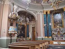 Altar und Kanzel im wiederhergestellten barocken Innenraum