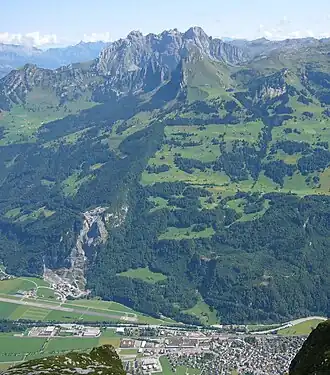 Mürtschenstock hinter Fronalpstock über Netstal, von Westen gesehen