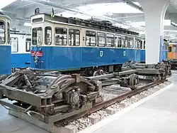 Lenkdrei­achs-Lauf­ge­stell ei­nes Stra­ßen­bahn­trieb­wa­gens