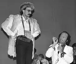 Opernsänger Markus Schwendemann als Papageno in einer Antilopenjacke (etwa&nbsp;1986/87)