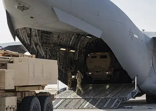 Zwei HIMARS werden in eine Boeing C-17 Globemaster III geladen (2017)