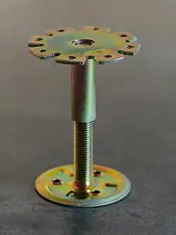 Stahlstütze (für niedrige bis mittelhohe Böden) mit Gewindestange und Innengewinde in der Hülse zur Höhenverstellung.