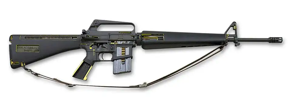 M16A1 Schnittmodell. Das Gewehrreini­gungsset ist in der Schulterstütze verstaut.