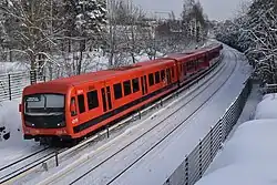 Vierteiliger, 88&nbsp;Meter langer Triebzug der Baureihe M300 der Metro Helsinki (CAF)