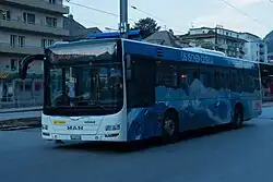 ein Ortsbus auf dem Bahnhofsvorplatz in Brig