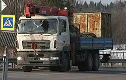 Ein MAZ-6312 mit Ladekran 130&nbsp;km nordöstlich von St. Petersburg, 2014