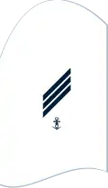 Dienstgradabzeichen eines Hauptgefreiten (30-er Verwendungsreihe) auf dem Oberärmel des weißen Hemdes für Marineuniformträger