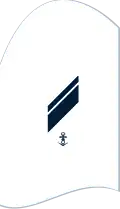 Dienstgradabzeichen eines Stabskorporals (30-er Verwendungsreihe) auf dem Oberärmel des weißen Hemdes für Marineuniformträger