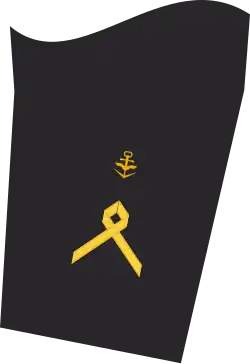 Dienstgradabzeichen eines Hauptbootsmannes (50er Verwendungsreihe) auf dem Unterärmel der Jacke des Dienstanzuges für Marineuniformträger