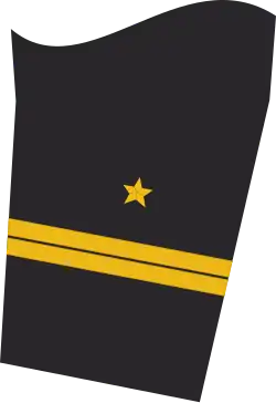 Dienstgradabzeichen eines Oberleutnants zur See (Truppendienst oder militärfachlicher Dienst) auf dem Unterärmel der Jacke des Dienstanzuges für Marineuniformträger
