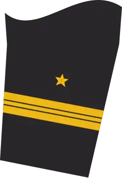 Dienstgradabzeichen eines Kapitänleutnants (Truppendienst oder militärfachlicher Dienst) auf dem Unterärmel der Jacke des Dienstanzuges für Marineuniformträger