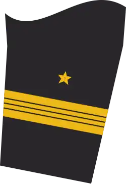 Dienstgradabzeichen eines Stabskapitänleutnants (militärfachlicher Dienst) auf dem Unterärmel der Jacke des Dienstanzuges für Marineuniformträger