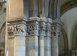 Figurenkapitelle an der Innenseite des südlichen Chorumgangs