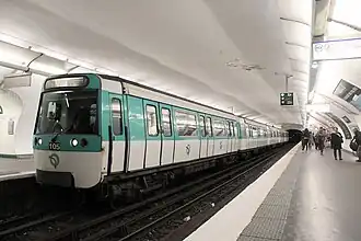 MF 77 auf der Linie 8 in der Station Opéra, mit der 1990er RATP-Lackierung.