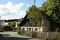 Kleinschwarzenbach: Wohnstallhaus mit strohgedecktem Frackdach und Fachwerkobergeschoss, 18. Jahrhundert