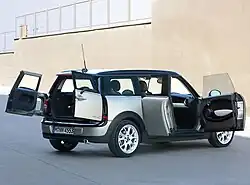 Portaltür auf Beifahrerseite und zweiflügelige Hecktür