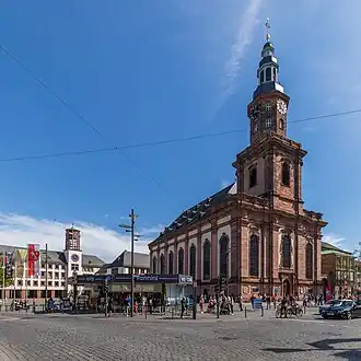 Westansicht. Links der Dreifaltigkeitskirche der Marktplatz mit dem Rathaus, rechts das Haus zur Münze mit der Stadtbibliothek Worms