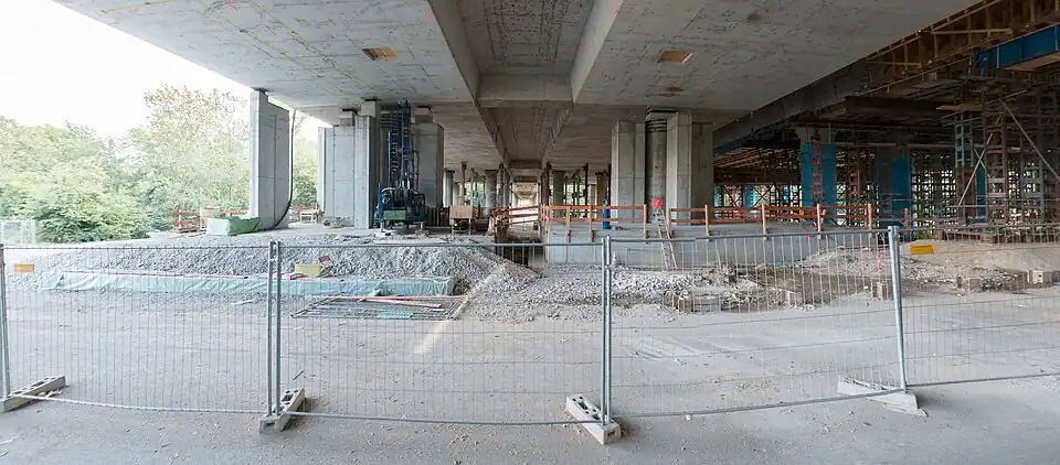 Dieselbe Stelle nach dem Schaden und mit den als Reparaturmaßnahme errichteten Stützpfeilern. Rechts sind die Baumaßnahmen zum sogenannten Herzstück zu sehen, das den Anschluss des Brückenneubaus gewährleisten soll.