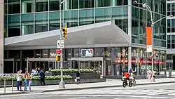 Major League Baseball Store im Erdgeschoss