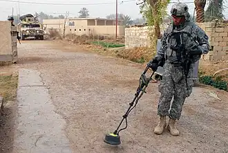US-Soldat mit Metalldetektor im Irak