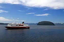 Die Nordnorge passiert die Insel Håja bei Hammerfest