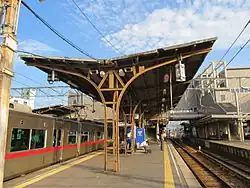 Bahnsteigdach aus wieder­verwerteten Schienen