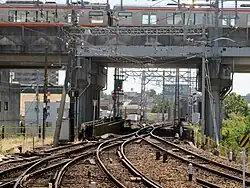 Engpass unter dem Viadukt der Tōkaidō-Hauptlinie