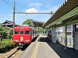 Triebzug der Baureihe 6000 im Bahnhof Mitake